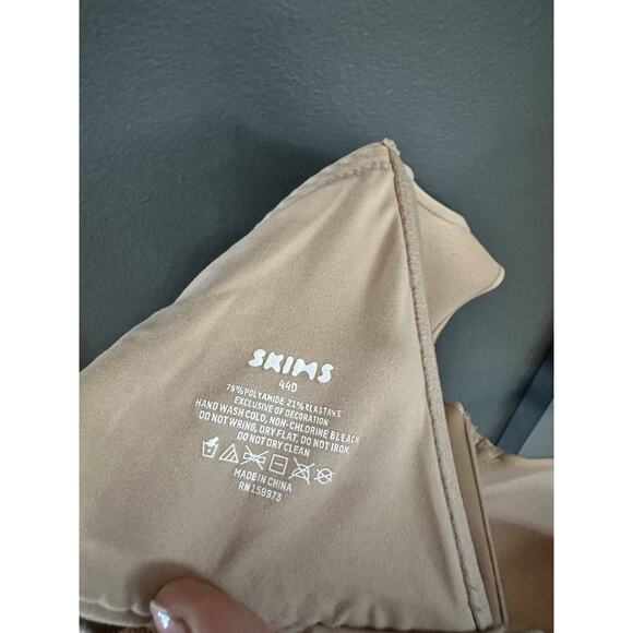 Skims Bra 44D - Nude Color, Super Soft T Shirt Bra - Picture 4 of 4
